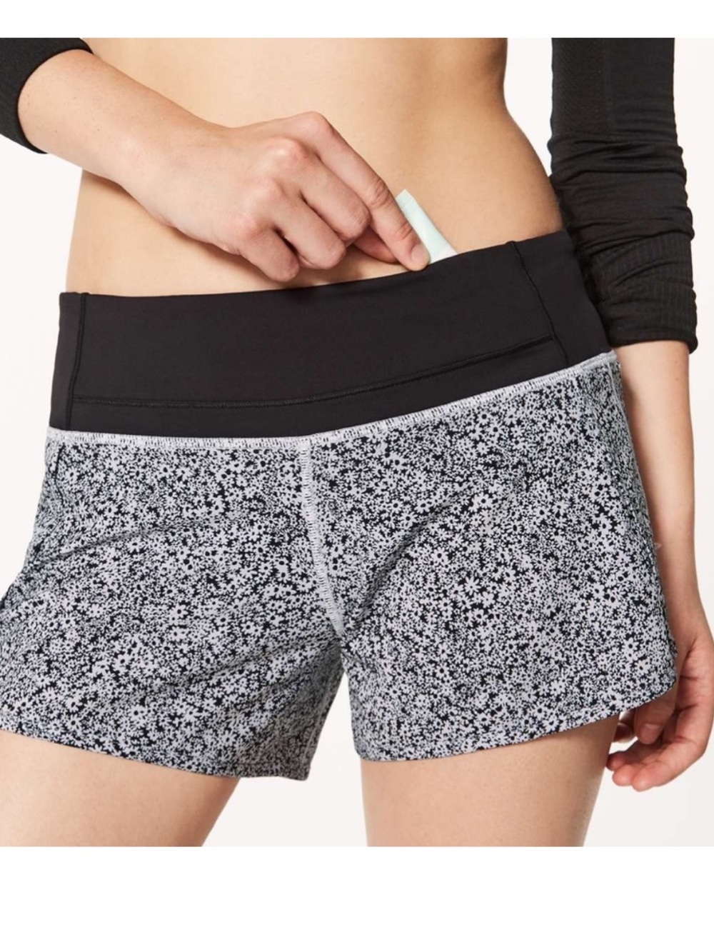 Lululemon Run Times Short in Ditsy Daisy white black size 4